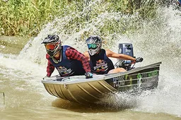 Kleine opgevoerde vissersbootjes gaan compleet los tijdens de Red Bull Dinghy Derby