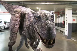 Gasten laten hun collega’s helemaal de tering schrikken met hypermoderne nep dinosaurus