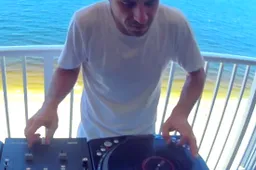 Deze DJ laat zien wat échte skills zijn op het gebied van plaatjes draaien
