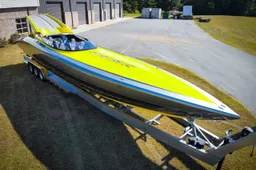 De Adrenaline Powerboats ZRX47 is een bloedsnelle limousine voor op het water