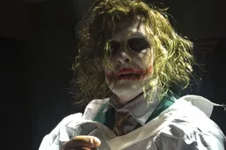 The Joker helpt baby ter aarde brengen