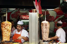 De oh zo geliefde döner kebab viert vandaag zijn 50ste verjaardag