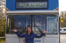 Britse vrouwen toveren afgedankte bus om tot waanzinnige opvang voor daklozen