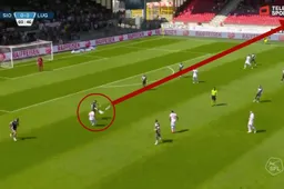 Voetballer van FC Lugano poeiert de bal vanaf zeventig meter in het doel