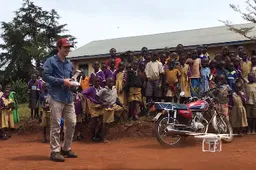 Ugandese kids rennen voor hun leven wanneer ze voor het eerst een drone zien vliegen