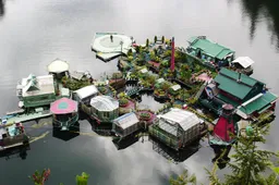 Stel leeft al 24 jaar op zelfgebouwd, zelfvoorzienend eiland in Vancouver