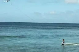 Dude gebruikt drone om te surfen in het paradijselijke Hawaï