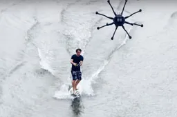 Surfen achter een drone ziet er supertof uit