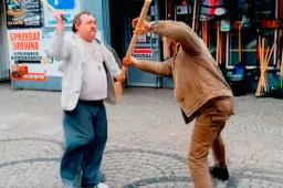 Dronken Polen geven hilarische vechtshow op straat