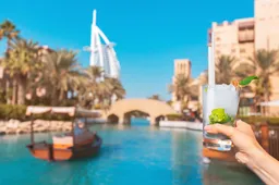 Dubai gooit de belasting op alcohol overboord