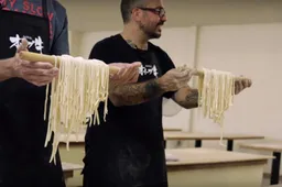 Verse Udon noodles maken met een sterrenkok