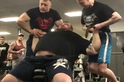 Eddie Hall gebruikt twee volwassen mannen om mee te trainen