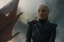 Emilia Clarke vertelt eindelijk wie de koffiebeker op de Game Of Thrones-set liet rondslingeren