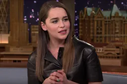 Emilia Clarke trakteert je op haar favoriete woord per alfabetletter (en het is héét)