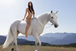 Emily Ratajkowski naakt op een paard is nu al het leukste van dit weekend