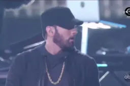 Eminem zegt na 18 jaar sorry met een verrassingsoptreden bij de Oscars
