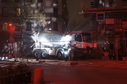 Kunstenaar bouwt gigantische discobal van cement truck