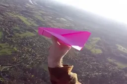 Paramotorpiloot gooit papieren vliegtuigje op 610 meter hoogte