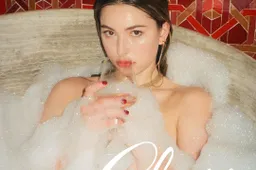 Steve Jobs' dochter maakt debuut als model naakt in een badkuip