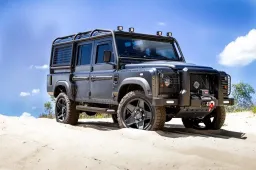 Deze custom Land Rover heeft het kloppende hart van een C6 Corvette