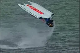 Formule 1 powerboat maakt perfecte backflip