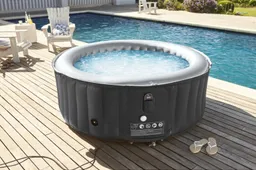 Het is feest want de opblaasbare jacuzzi is weer leverbaar