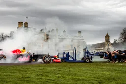 Acht rugbyspelers nemen het op tegen een Formule 1-bolide