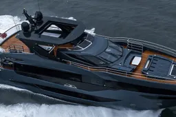 De Sunseeker's Majic Yacht staat voor gitzwarte elegantie