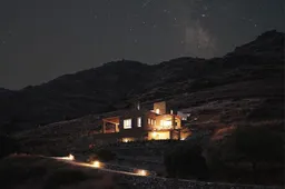 Rotsachtige villa geeft indrukwekkend uitzicht over het Griekse land