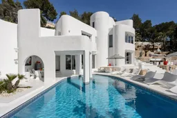 Huur deze zieke villa op Ibiza af met je vrienden voor 190 euro per persoon per nacht