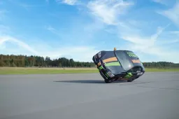 Gekke Fin verbreekt snelheidsrecord met een side wheelie