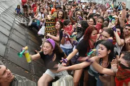 Deze gast laat als tegengeluid zijn pielemuis zien aan 300 protesterende feministen