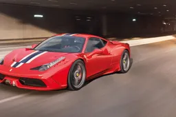 Twee vrienden scheuren er op los met hun schreeuwende Ferrari’s 458