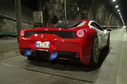 Sound van gruwelijke Ferrari 458 Speciale in een tunnel is porno voor je oren