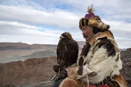 Mongoolse baas is heer en meester met zijn roofvogels