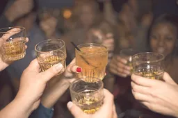 Onderzoek wijst uit dat je met alcohol op beter vreemde talen spreekt