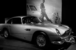 Legendarische Aston Martin DB5 gaat voor torenhoog bedrag onder de hamer