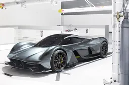 De Aston Martin Valkyrie combineert zeer veel pk's met weinig gewicht