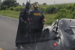 Man verkleed als Batman in de Batmobiel wordt staande gehouden door politie