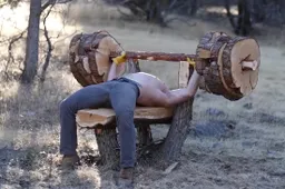 Vader en zoon maken zieke bench press van hout