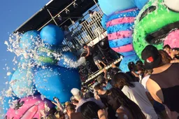 Beveiliger springt in moshpit tijdens optreden van Stormzy op TRNSMT Festival