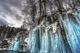 Bevroren watervallen leveren sprookjesachtige beelden op