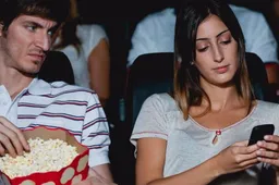Gozer klaagt zijn date aan voor te veel sms'en tijdens hun bioscoopdate