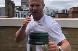 Jason Statham nailed de Bottle Cap Challenge