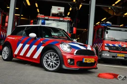 Brandweer in Zwolle neemt nieuwe MINI-dienstauto's