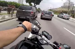 Braziliaanse motorrijder slalomt als een mafkees door verkeer
