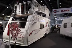 Deze luxe caravan heeft een tweede verdieping en dakterras