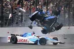 Na deze kiezelharde crash in de Indy 500 is het nauwelijks te geloven dat ze ongedeerd uit hun auto stappen