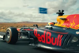 Daniel Ricciardo maakt roadtrip door Amerika in zijn Formule 1-bolide