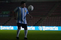 Bavaria strikt Maradona voor remake legendarische reclame met Van Basten